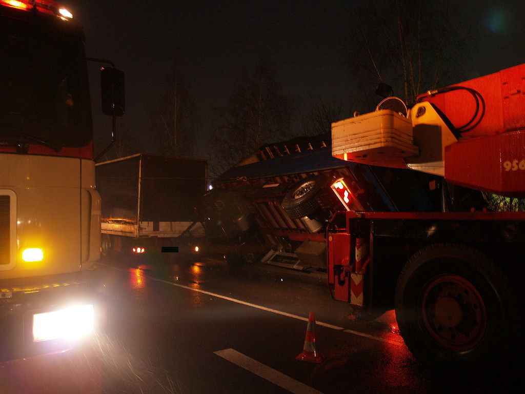 LKW Anhaenger umgekippt Koeln Niehl Geestemuenderstr Industriestr P69.JPG